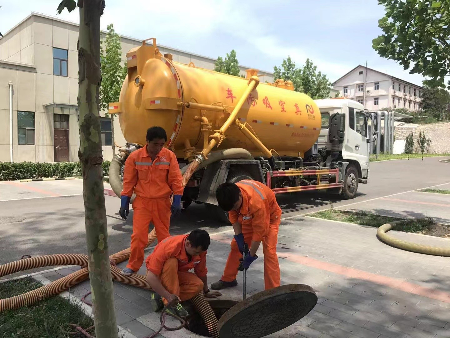 将乐管道疏通车停在窨井附近