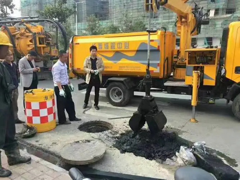 将乐街道：网格员化身“清道夫”，为民解忧疏通“堵心”化粪池