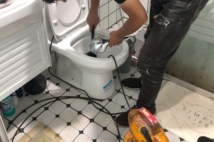 将乐马桶堵塞自己疏通还是找师傅?专业上门服务让你省时更省心